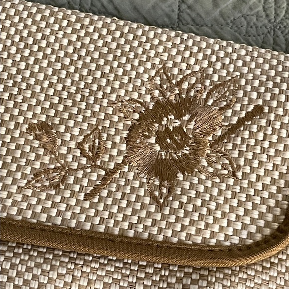 Vintage Woven Straw Clutch, with a floral embroidery design - Picture 4 of 15